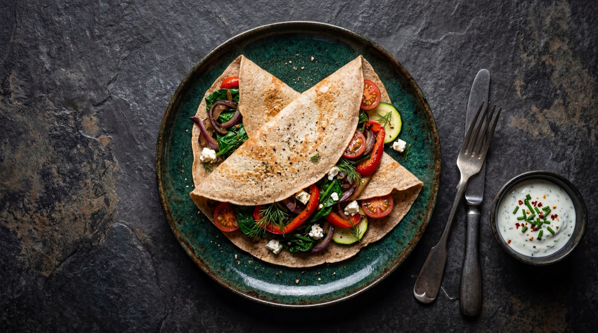 Crepe saludable de vegetales con ensalada verde fresca, version baja en calorias estilo Crepes & Waffles