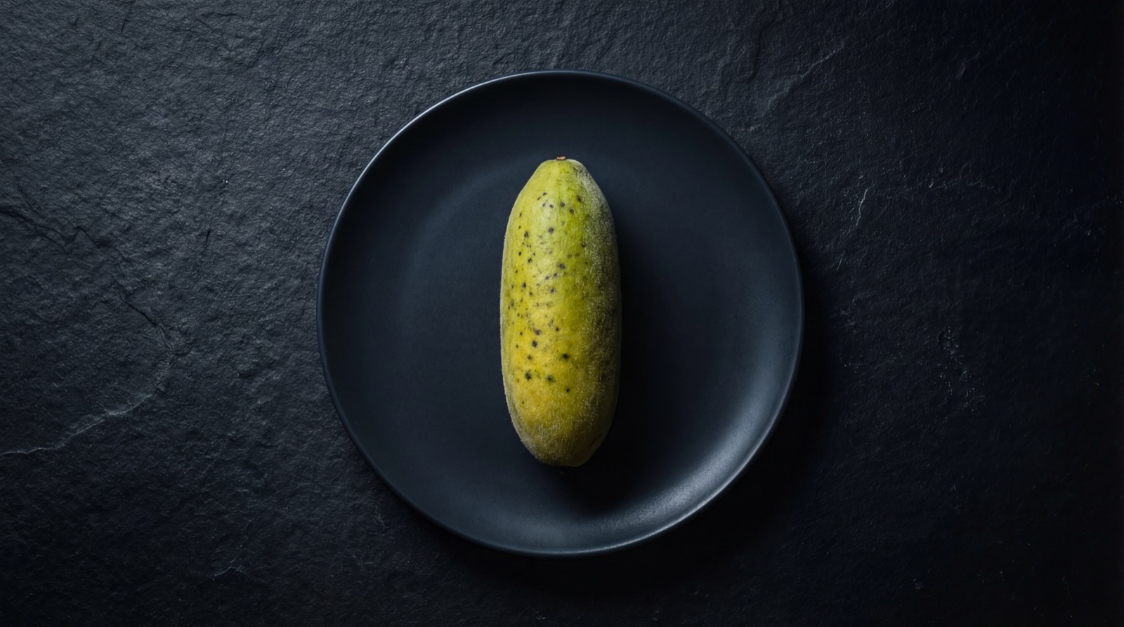 Curuba entera y cortada mostrando su pulpa anaranjada