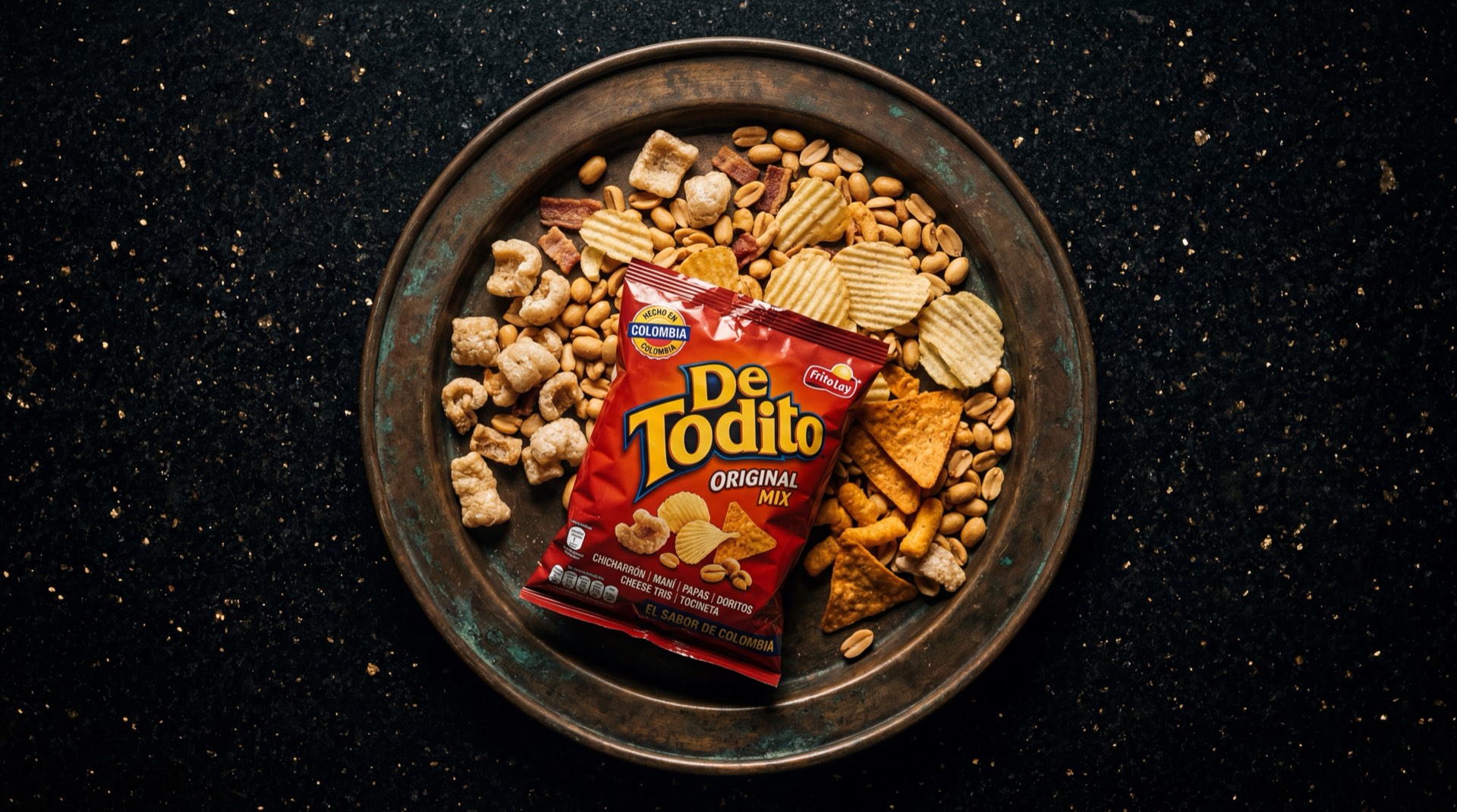 De Todito de Frito Lay Colombia, paquete de mecato mixto con papas Margarita, Cheetos, chicharron y mani sobre mesa de marmol oscuro
