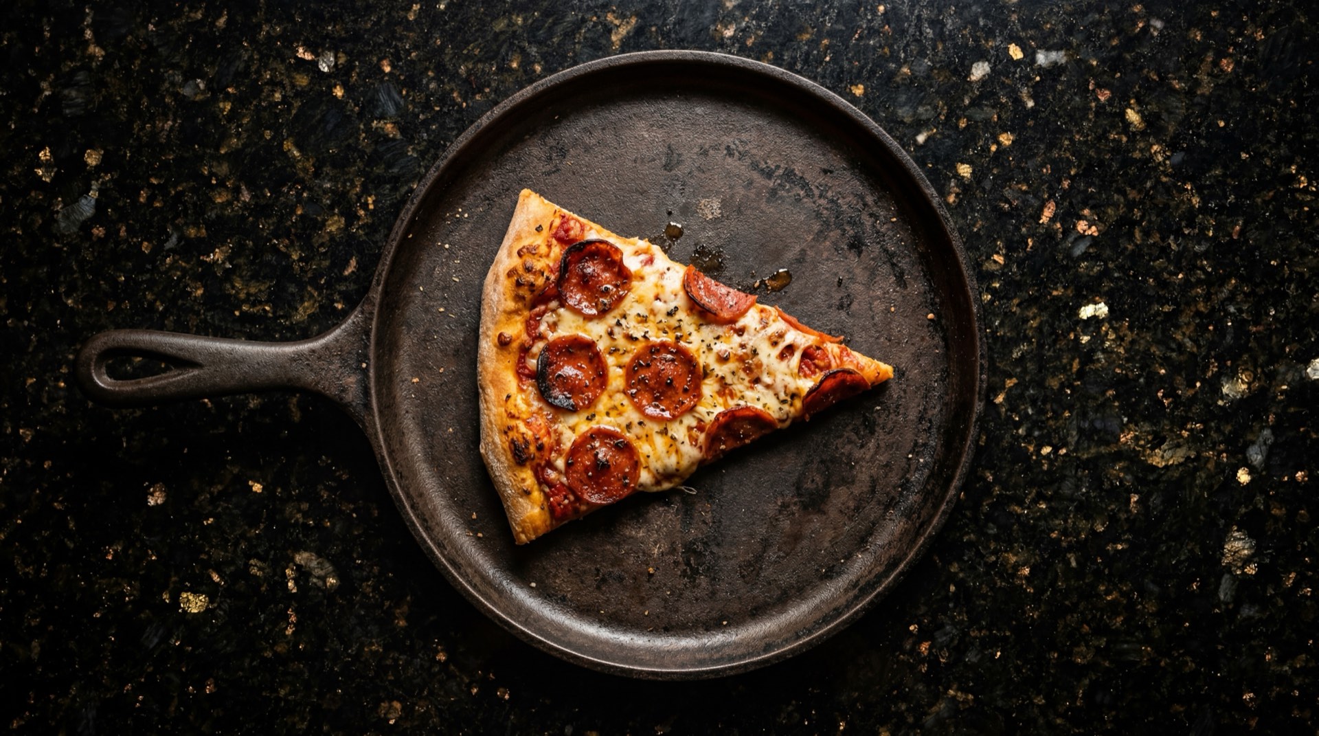 Pizza Domino's Colombia pepperoni con queso mozzarella fundido y borde dorado crujiente