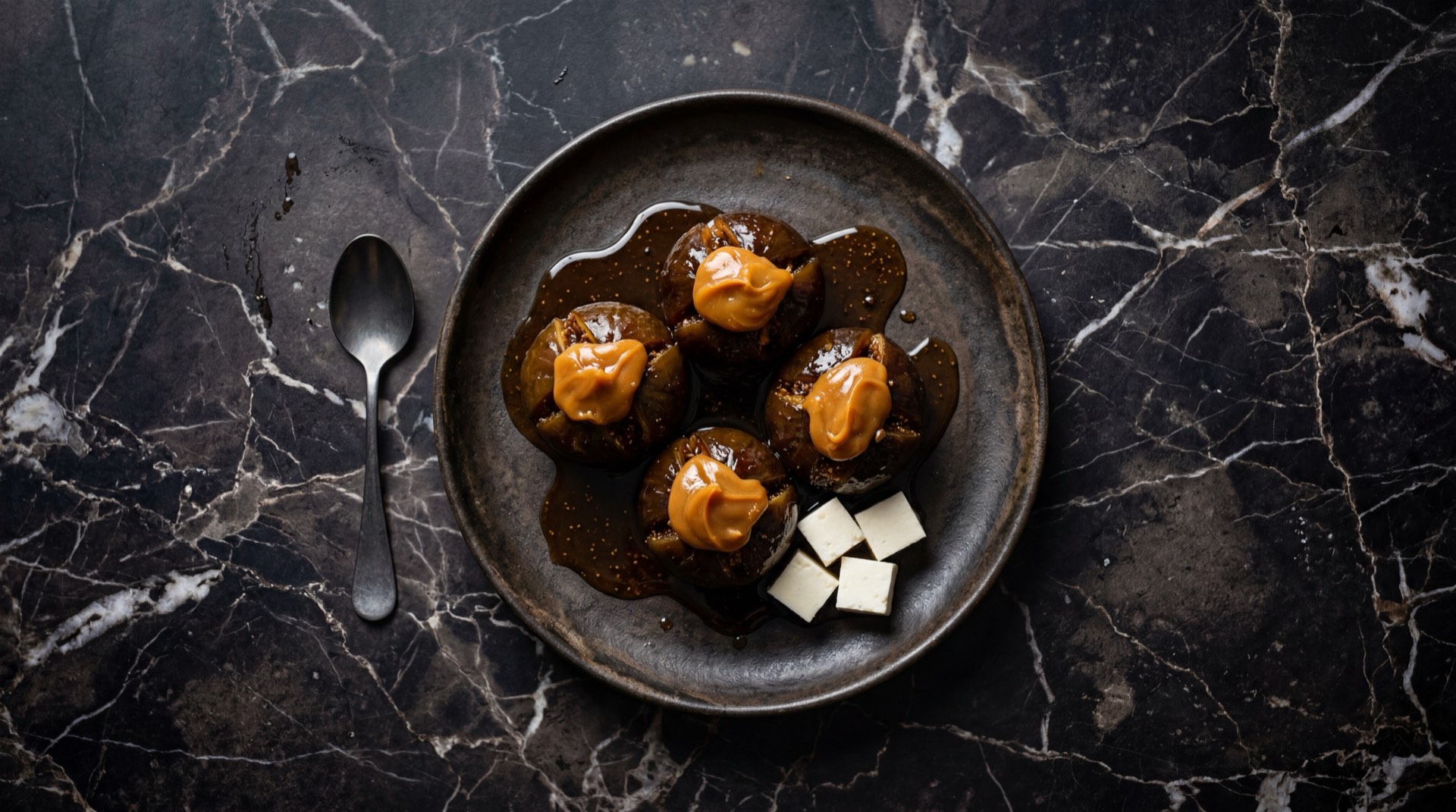 Dulce de brevas colombiano, higos verdes confitados en almibar de panela con canela y clavos de olor