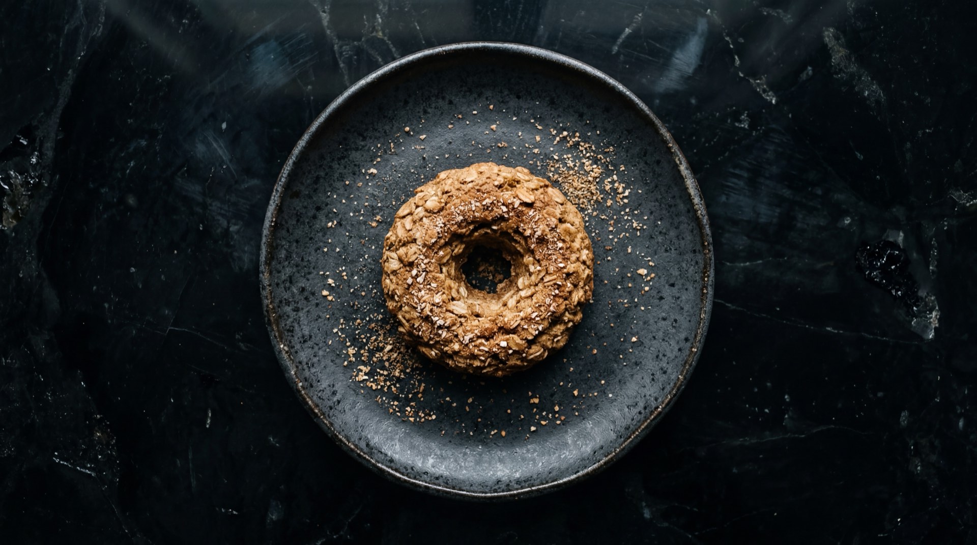 Version saludable de merienda estilo Dunkin con donuts horneadas de avena integral sin glaseado con cafe americano negro