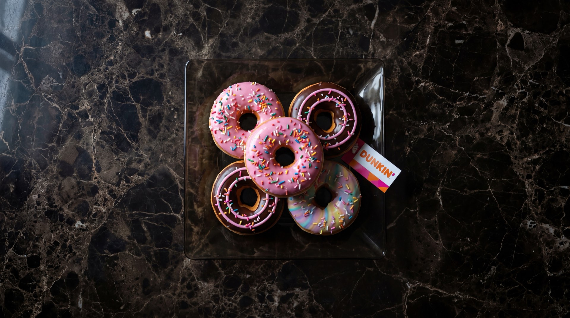Donuts de Dunkin' Colombia donut clasica glaseada y donut de chocolate con cafe latte