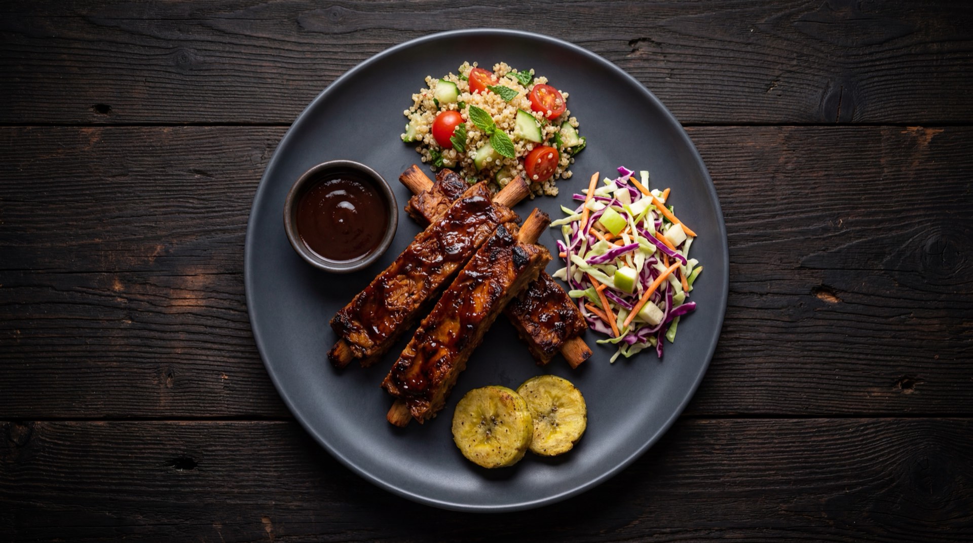Costillas de cerdo al horno sin salsa BBQ con hierbas frescas y ensalada verde