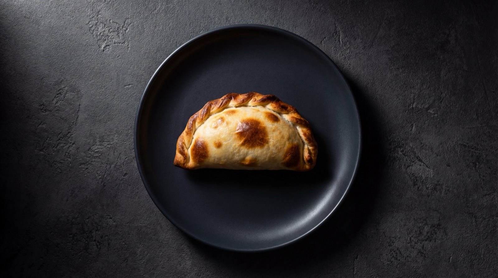 Empanadas colombianas horneadas con ensalada como version mas saludable