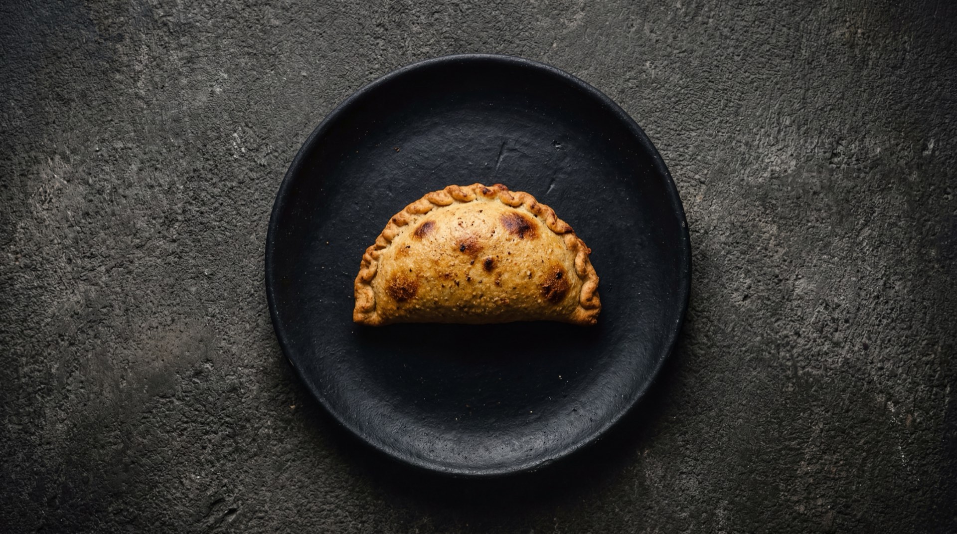 Empanada venezolana version saludable al horno dorada sin freir con relleno de pollo desmechado a la plancha y vegetales