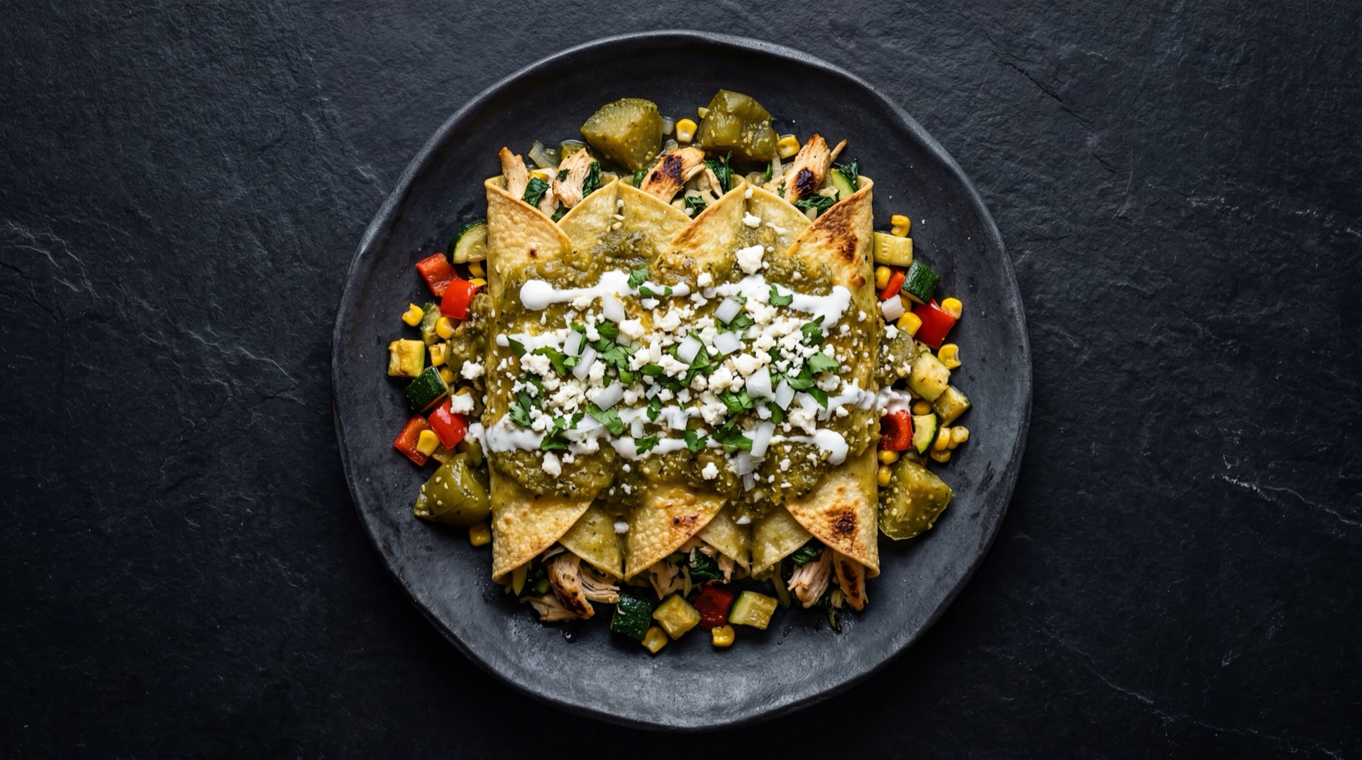Enchiladas verdes version saludable sin freir la tortilla de maiz, con yogur griego en vez de crema agria y abundante salsa verde de tomatillo