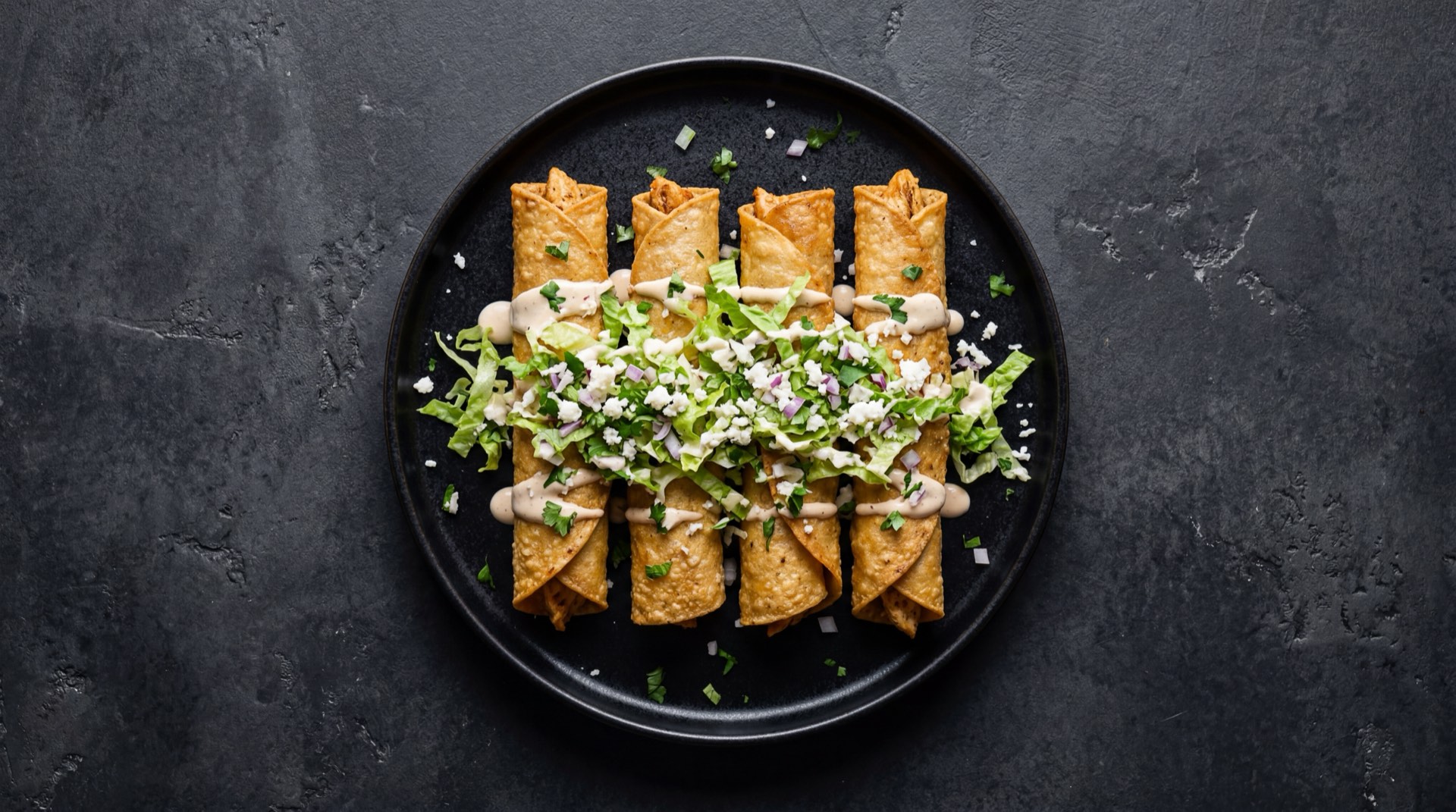 Flautas mexicanas version saludable al horno doradas y crujientes sin fritura con lechuga y salsa verde