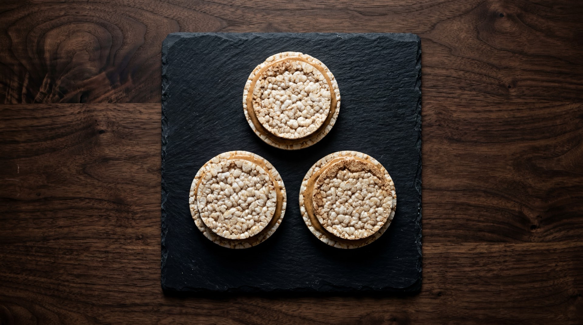 Alternativa saludable a la Gala de Ramo: galletas de arroz integral con crema de almendras natural y rodajas finas de banano maduro