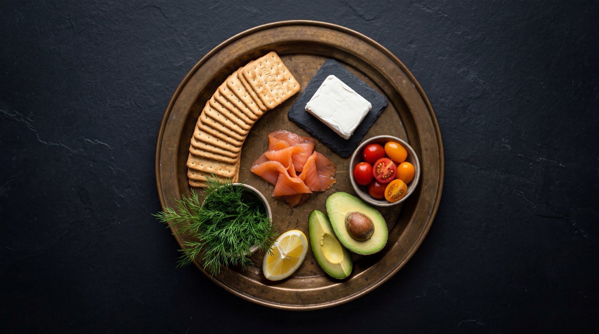 Paquete de galletas Ducales abierto mostrando los tacos de galletas saladas individuales sobre superficie oscura