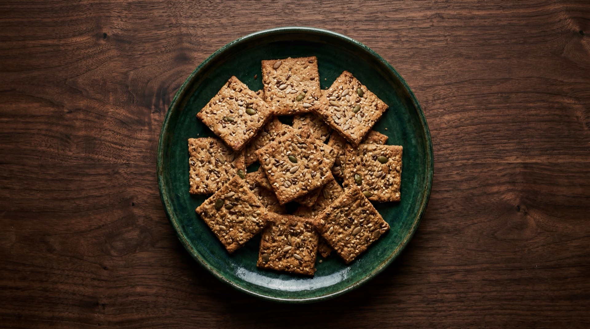 Galletas Ducales con rodajas de aguacate fresco, tomate cherry rojo y queso fresco como snack saludable