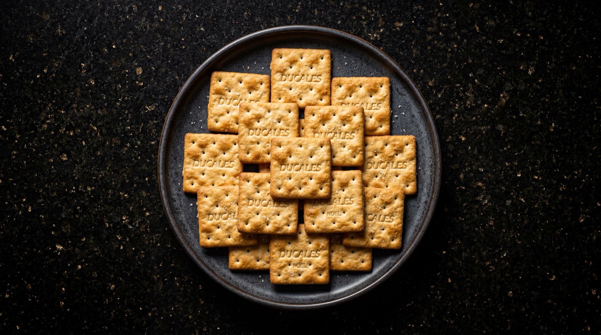 Paquete de galletas Ducales de Noel con galletas saladas sobre superficie oscura