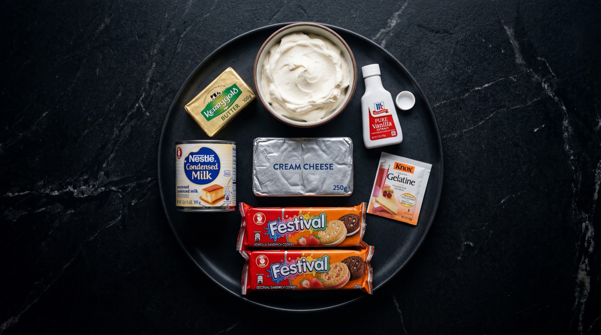 Galletas Festival abiertas mostrando la galleta crujiente de harina de trigo y el relleno cremoso de vainilla, con harina de trigo fortificada, azucar refinada y aceite vegetal de palma al lado