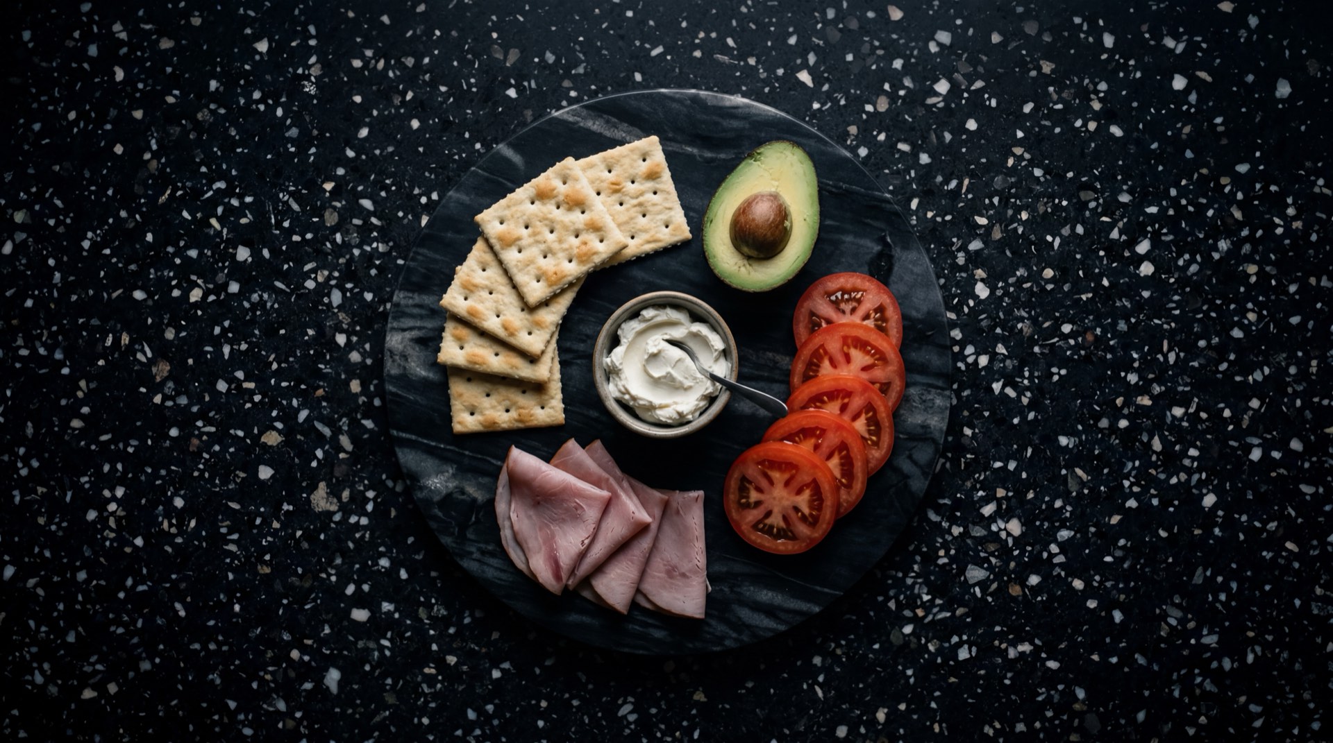 Ingredientes de las galletas Saltinas de Noel: harina de trigo fortificada, aceite vegetal de palma, levadura fresca, sal refinada, bicarbonato de sodio y extracto de malta