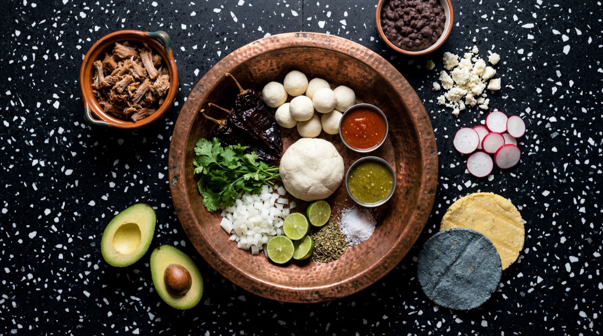 Ingredientes de gorditas mexicanas: masa de maiz nixtamalizado fresca, chicharron prensado desmenuzado, manteca de cerdo refinada, sal de grano, queso fresco desmoronado, crema agria mexicana, salsa verde de tomate de milpa y lechuga iceberg picada