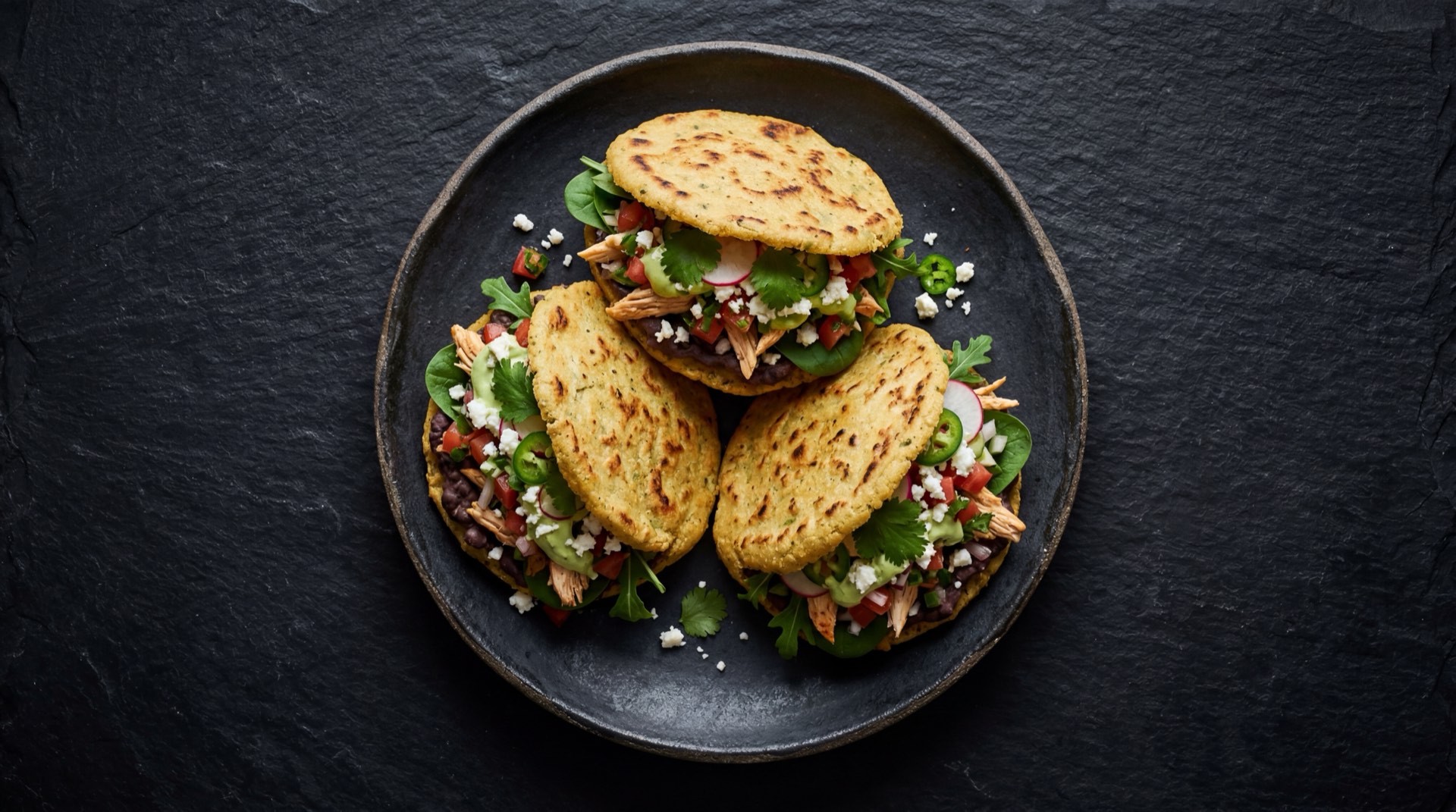 Gorditas mexicanas version saludable de comal sin freir rellenas de frijoles refritos con nopales asados y queso panela