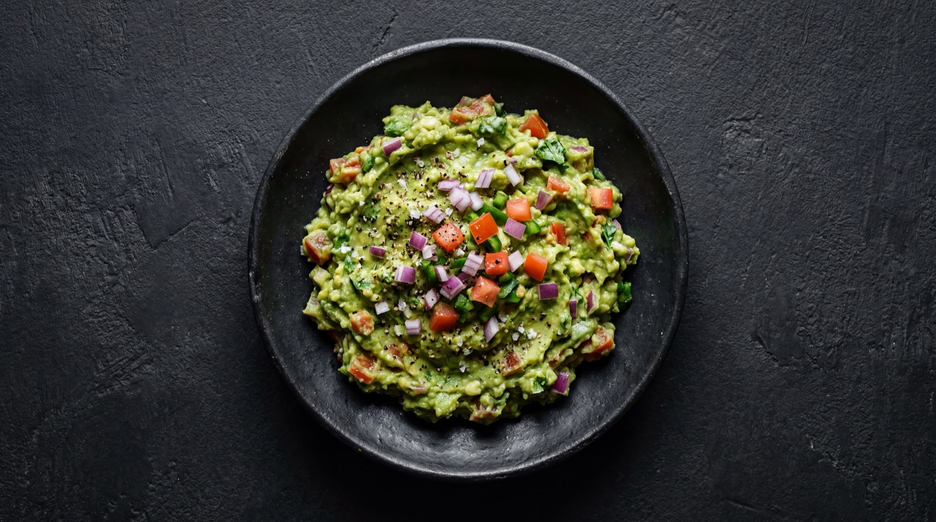 Guacamole mexicano version ligera con mas tomate rojo y verduras crudas en vez de totopos de maiz
