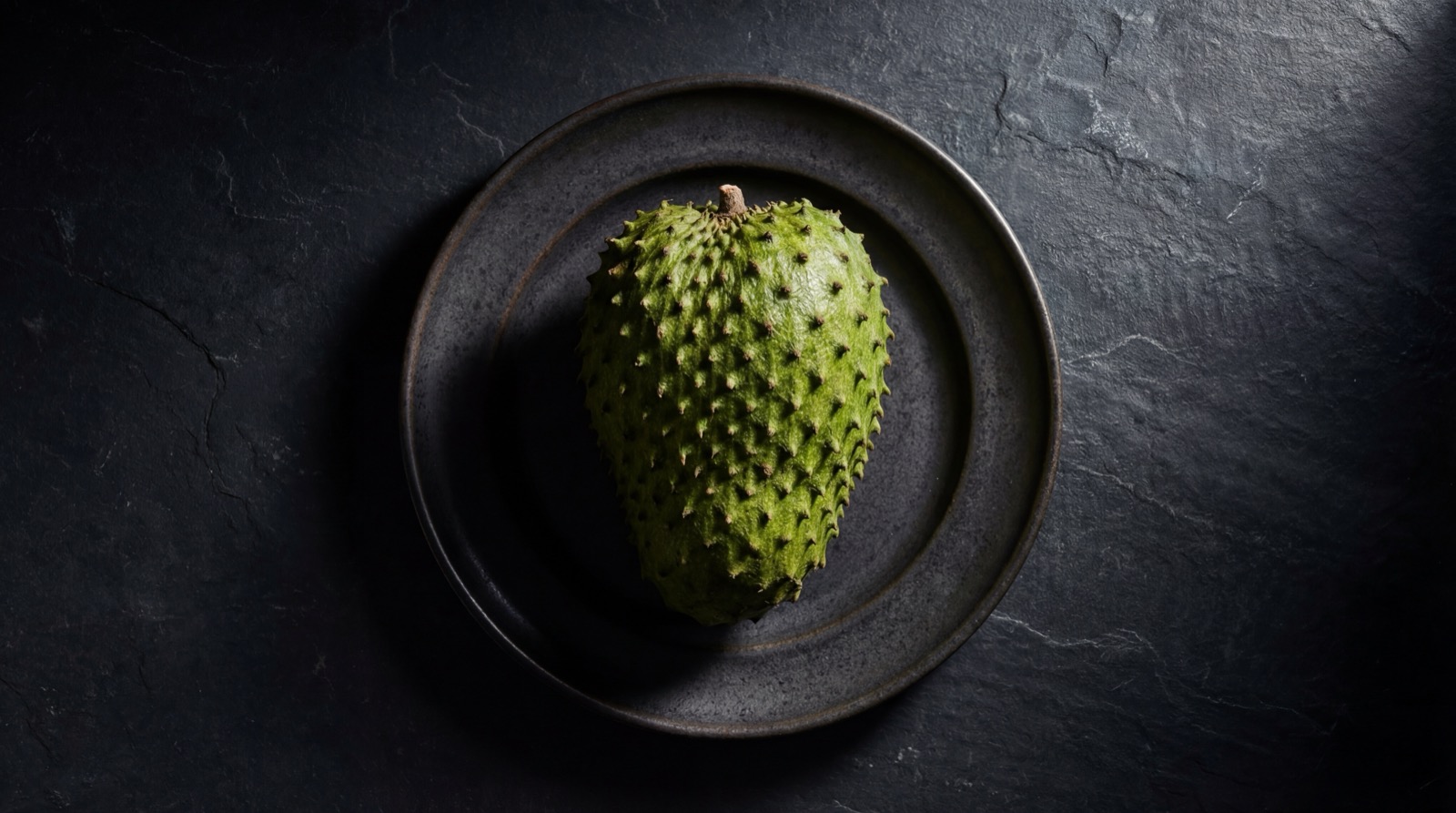 Guanabana entera con cascara verde, pulpa blanca de guanabana, jugo de guanabana y hojas de guanabana