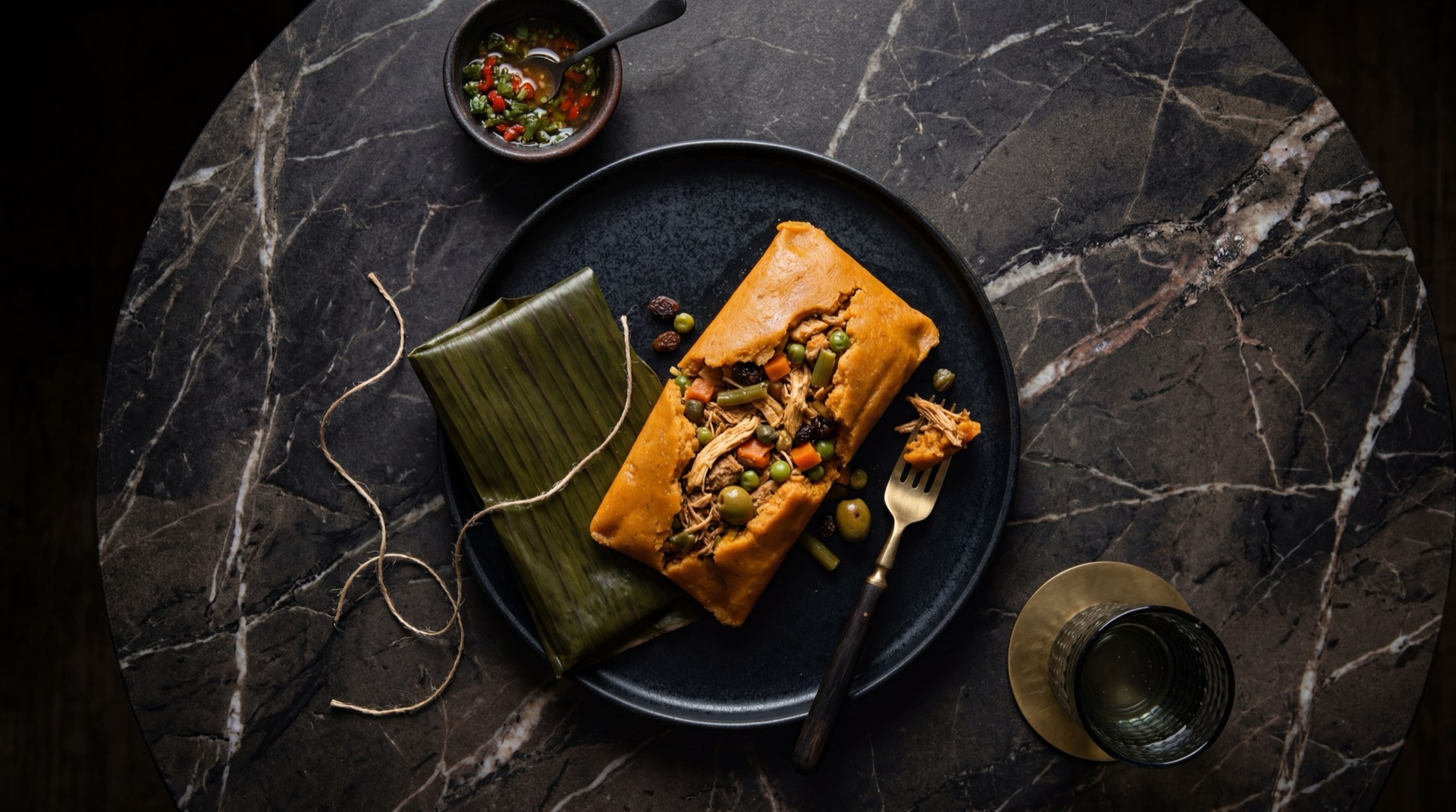 Hayacas nortesantandereanas envueltas en hoja de platano con relleno de cerdo, pollo, garbanzos y aceitunas