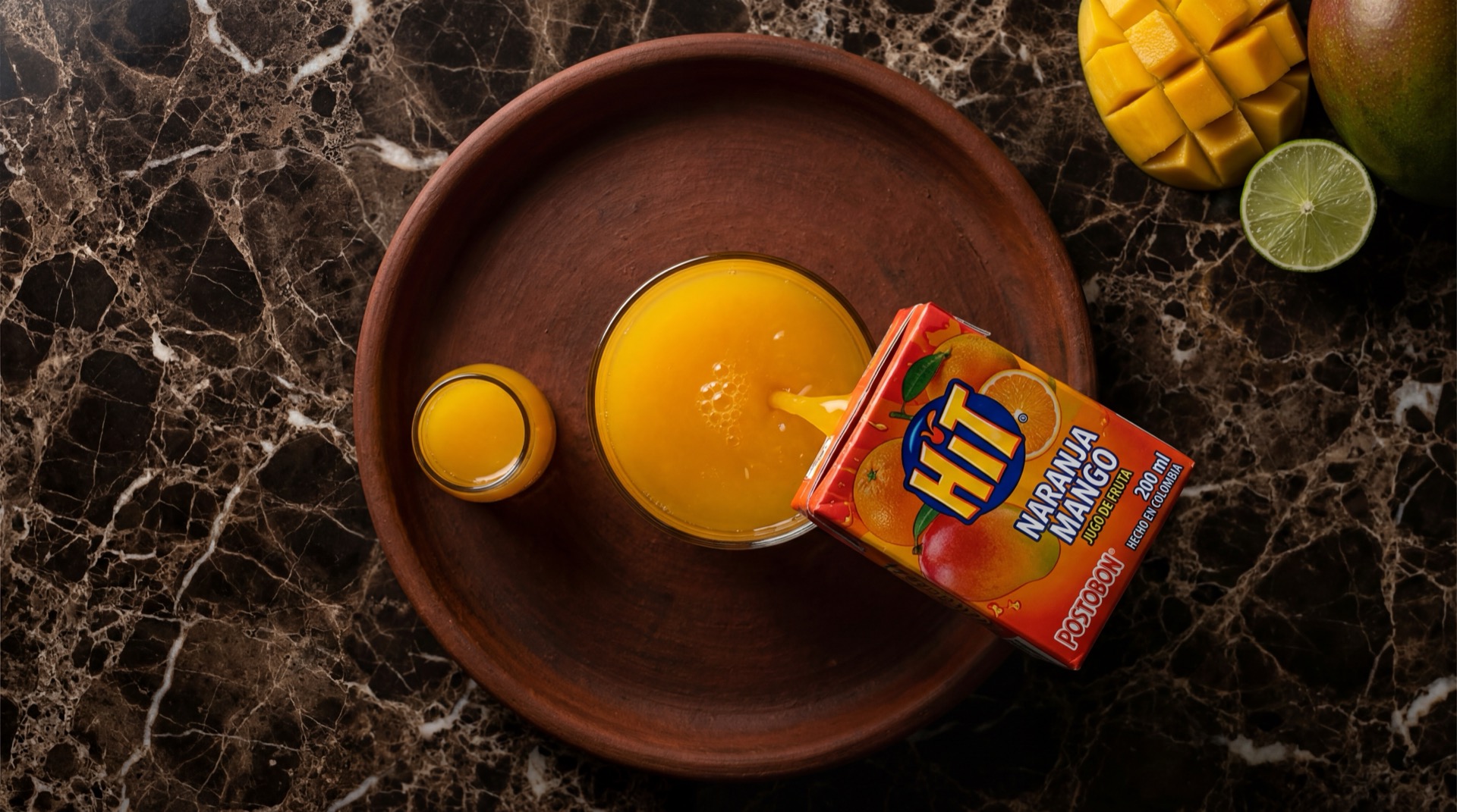 Hit bebida colombiana sobre mesa oscura