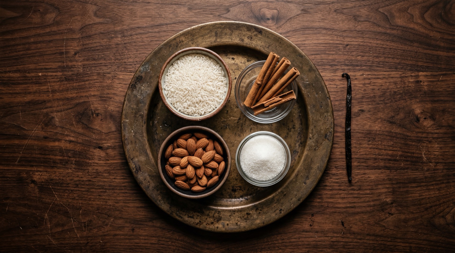 Ingredientes de la horchata mexicana: arroz blanco de grano largo crudo, rajas de canela en rama, azucar blanca granulada, extracto de vainilla natural, leche evaporada y hielo