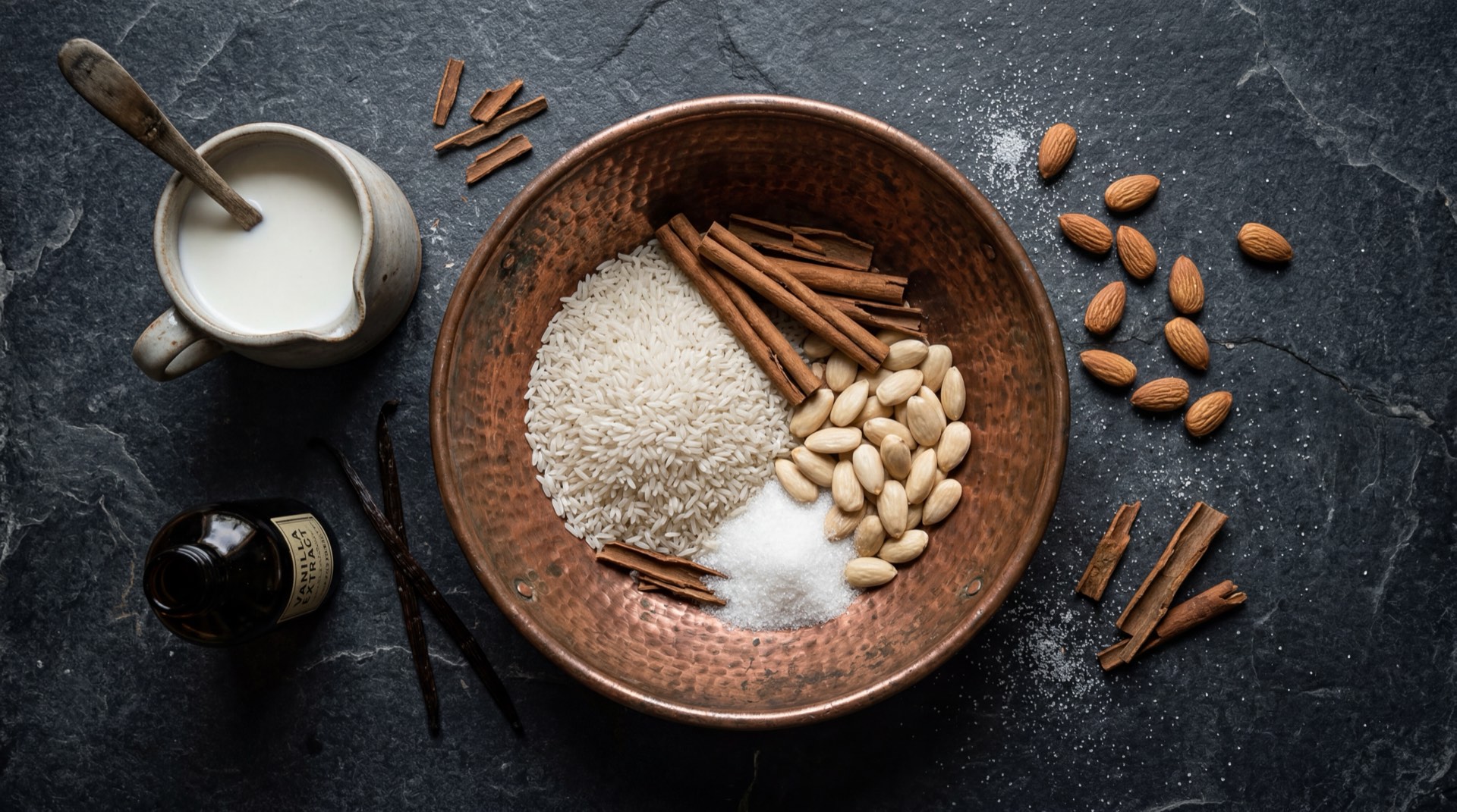 Ingredientes de la horchata mexicana: arroz blanco de grano largo, canela en rama, leche evaporada, azucar blanca granulada, extracto de vainilla pura y hielo