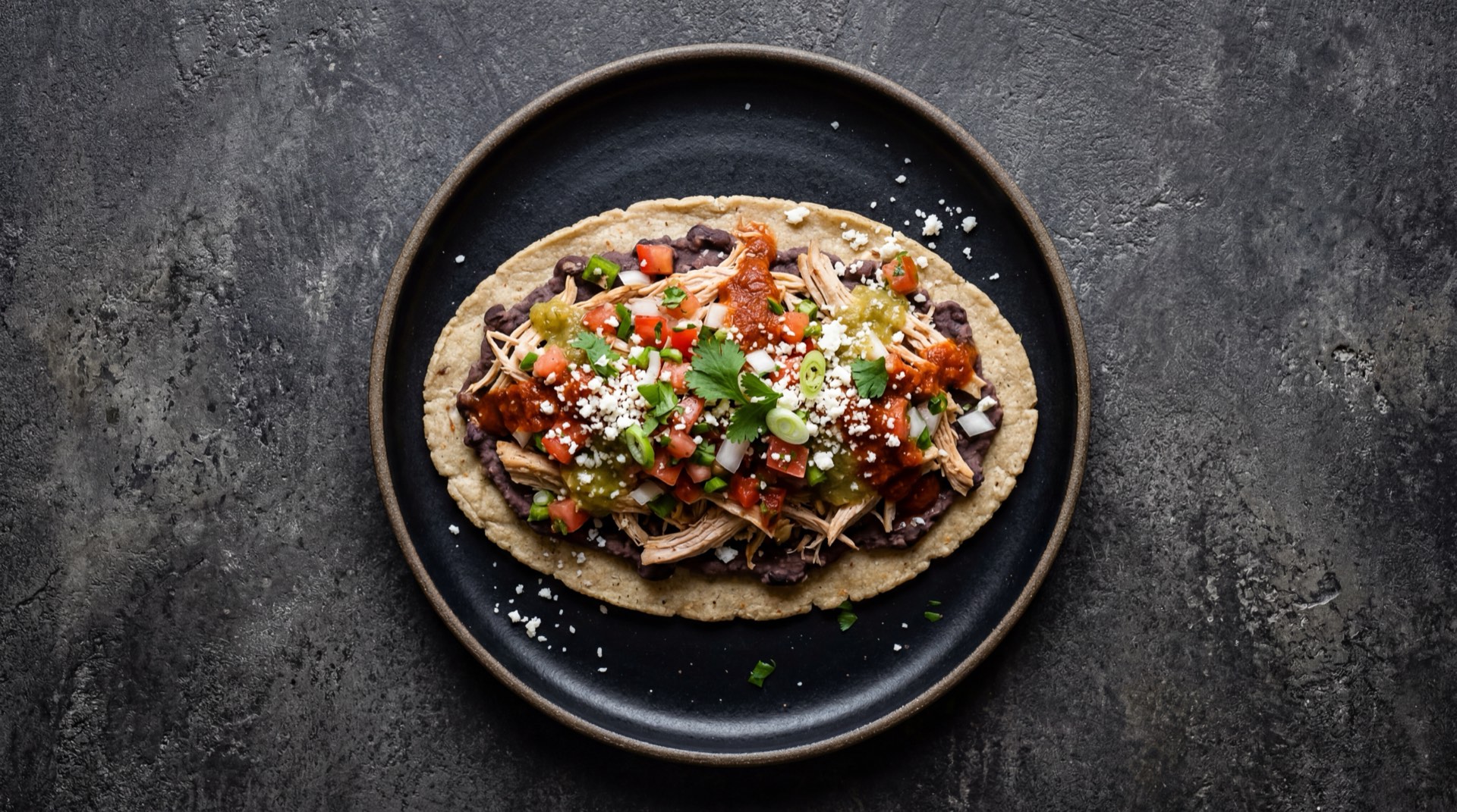 Huarache mexicano version saludable con nopales asados y queso panela sobre base de masa de maiz al comal sin aceite