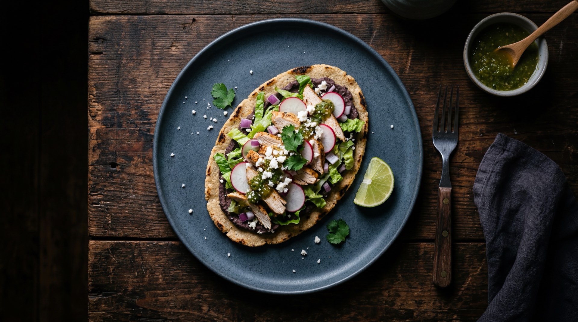 Huarache mexicano version saludable con nopales asados en tiras, sin crema agria, con queso fresco desmoronado reducido