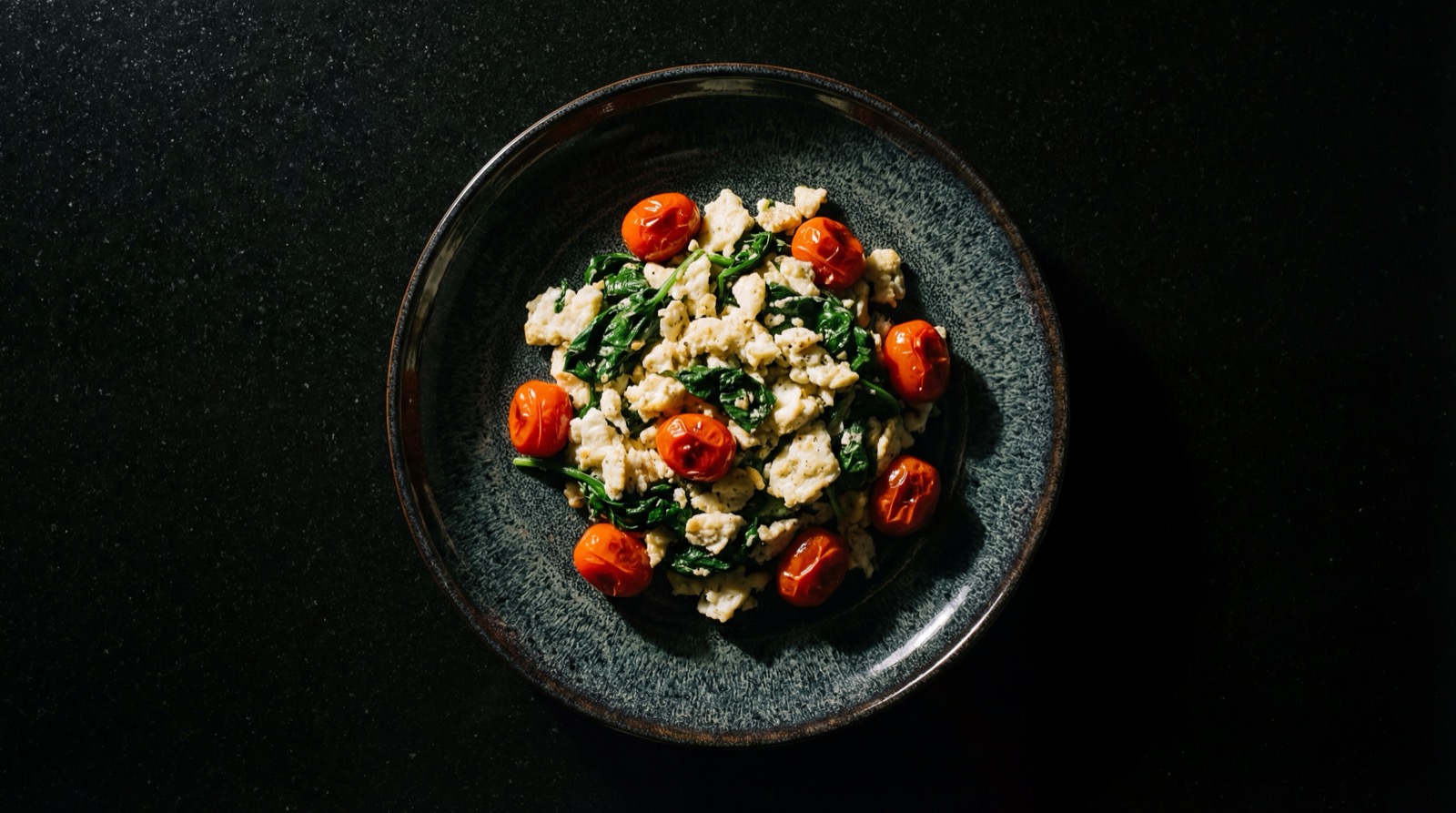 Huevos cocidos y pericos con menos aceite como opcion saludable