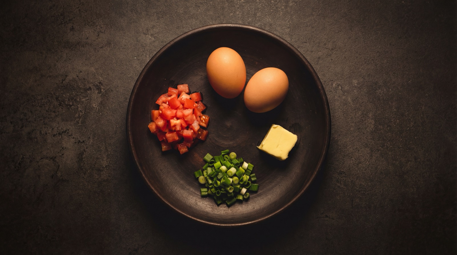 Ingredientes de huevos pericos: huevos, tomate, cebolla larga y aceite