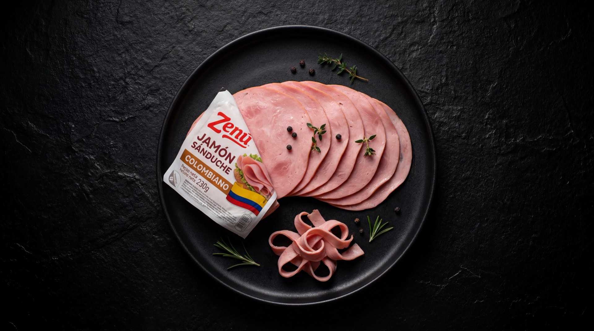 Tajadas de Jamon Zenu de cerdo empacado sobre tabla de madera de acacia oscura con fondo de marmol negro