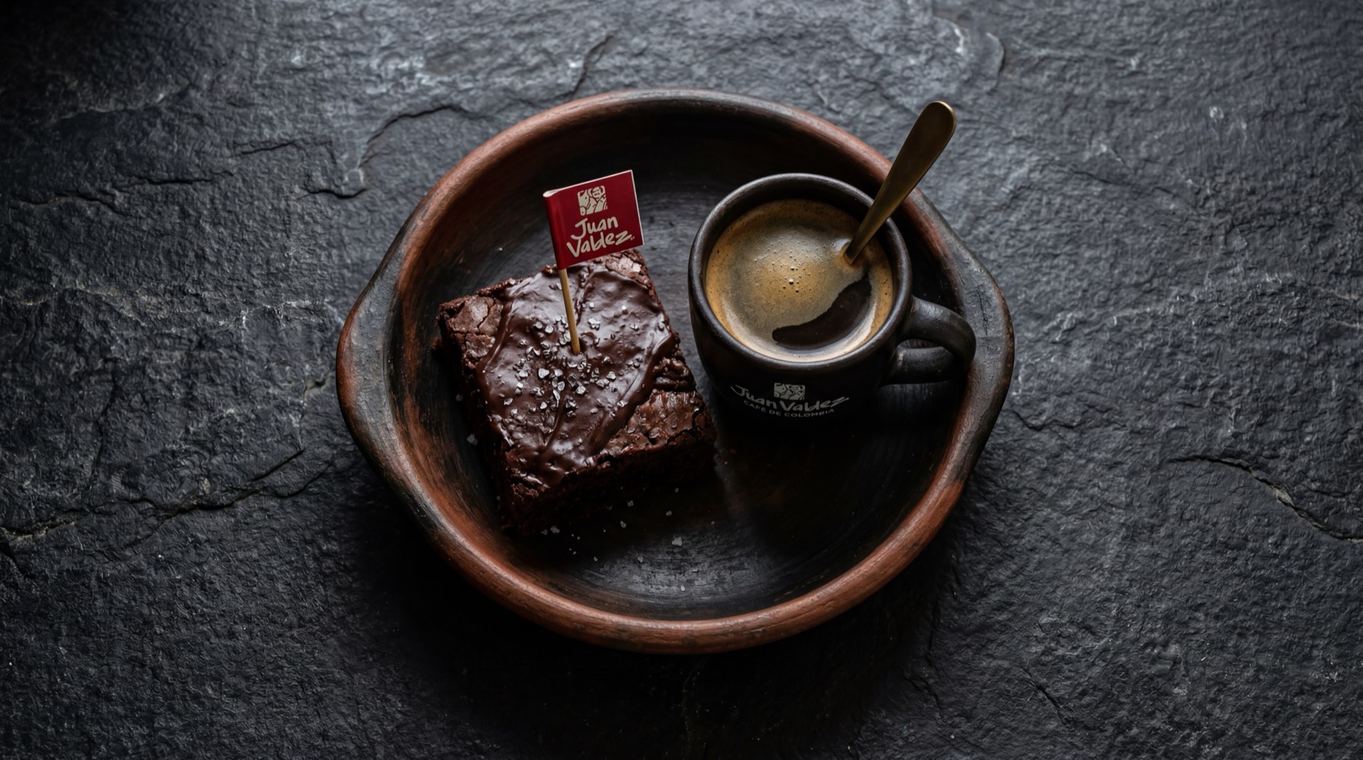 Postres y bebidas de Juan Valdez Colombia brownie de chocolate con frappe de arequipe y cappuccino