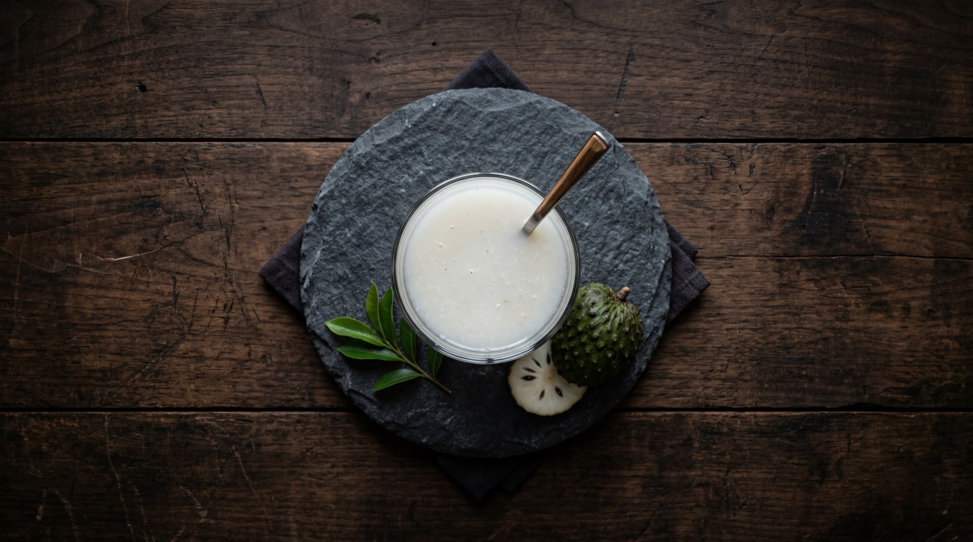 Vaso de jugo de guanabana natural hecho en casa con pulpa fresca de guanabana y hielo como alternativa saludable al jugo Hit