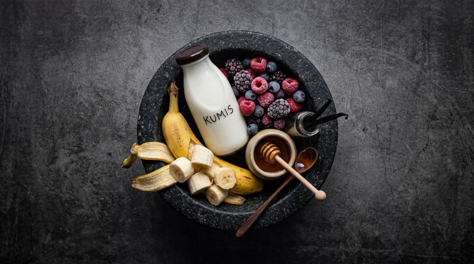 Ingredientes del Kumis Alpina: leche fresca pasteurizada entera en jarra de vidrio, cultivos lacticos vivos en recipiente de laboratorio, azucar refinada blanca en cuenco de ceramica