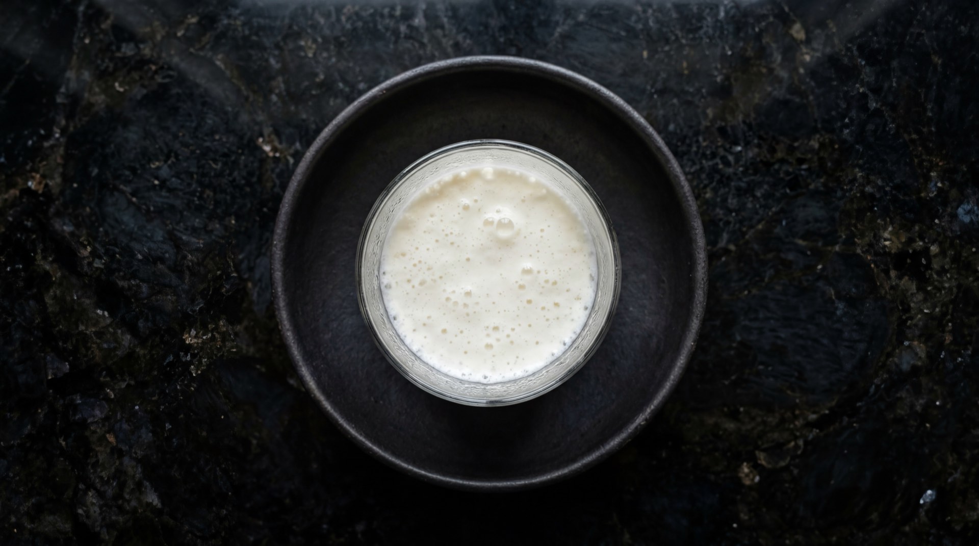 Alternativa saludable al kumis comercial: kefir casero natural sin azucar con probioticos vivos en vaso de vidrio transparente