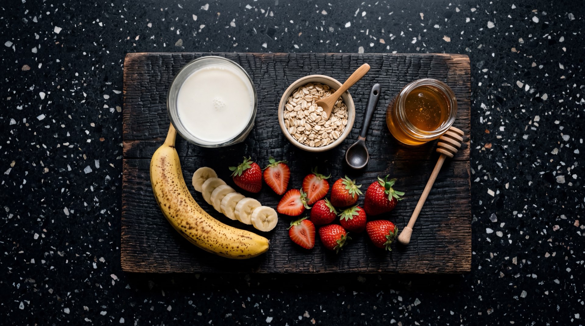 Ingredientes derivados de la leche Colanta: vaso de leche entera fresca, bloque de mantequilla sin sal, taza de crema de leche espesa y trozo de queso costeno blanco