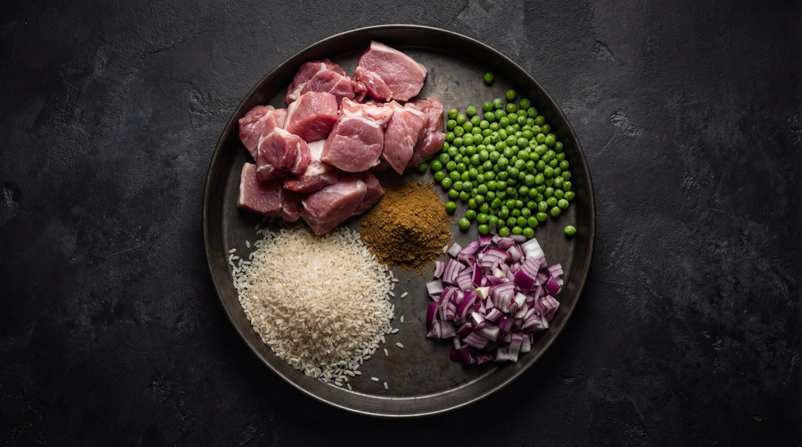 Componentes de la lechona tolimense: carne de cerdo, arroz, arvejas y cuero crujiente