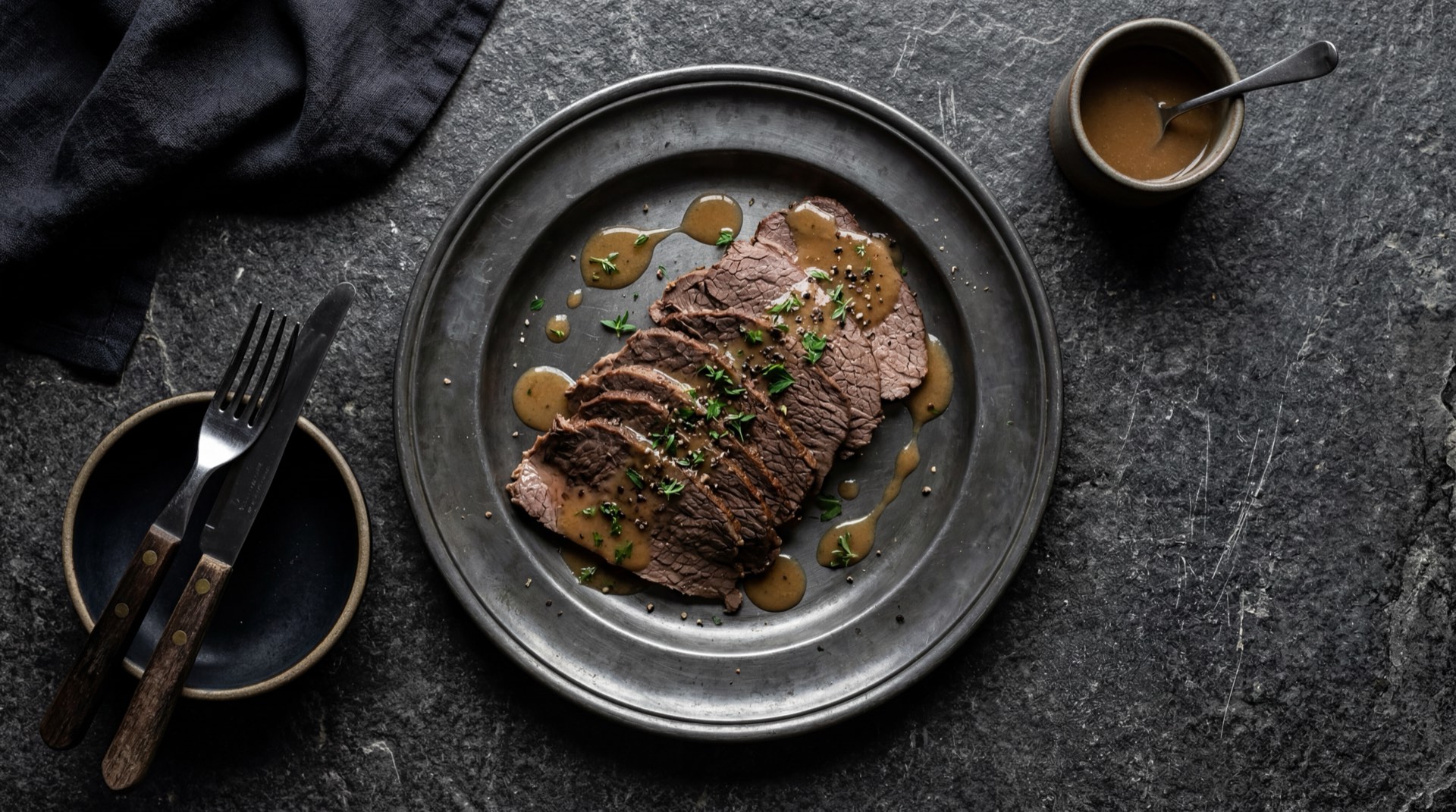 Lengua en salsa colombiana version saludable con porcion reducida acompanada de ensalada verde fresca y papas criollas amarillas cocidas