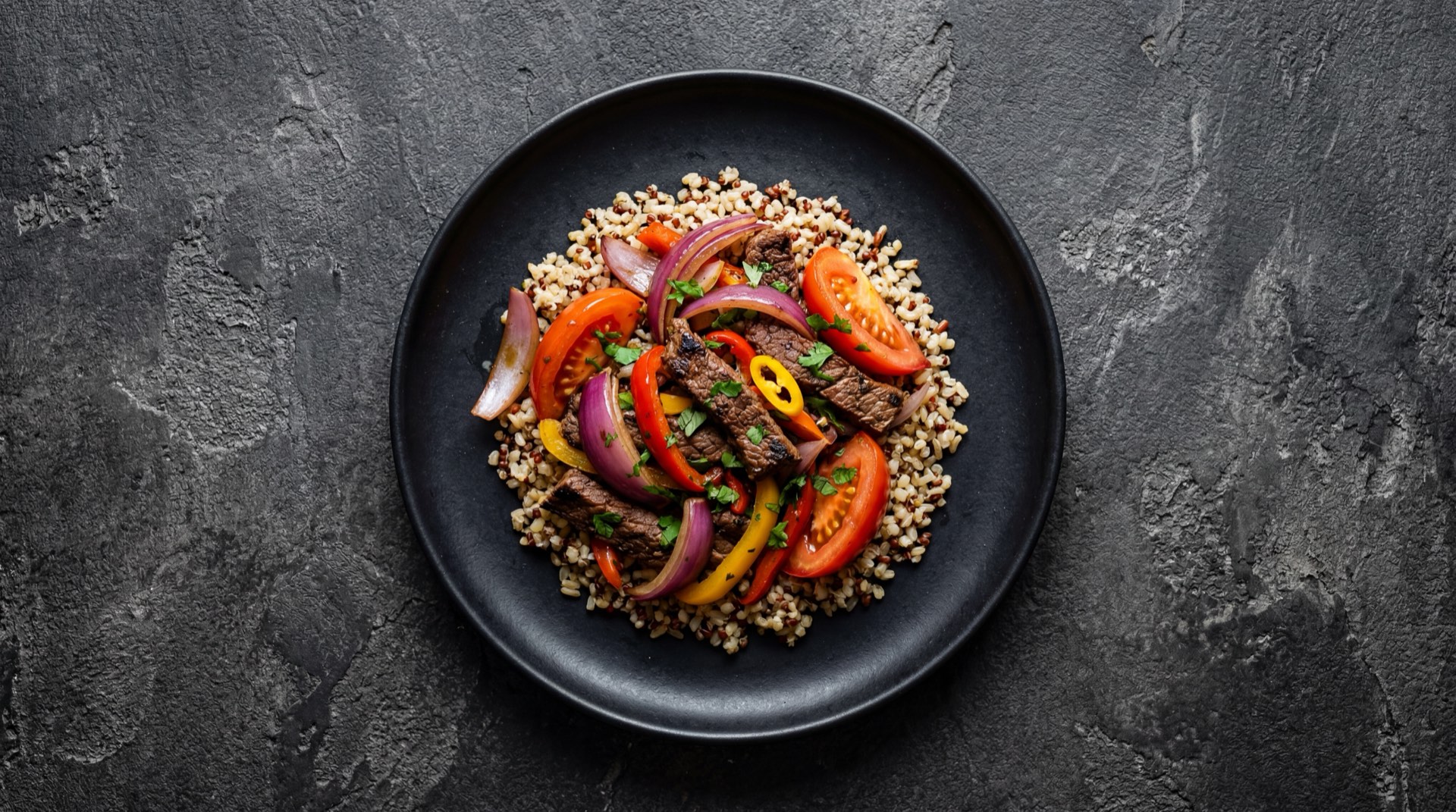 Lomo saltado peruano version saludable con papas al horno en vez de fritas, media porcion de arroz integral y mas verduras salteadas