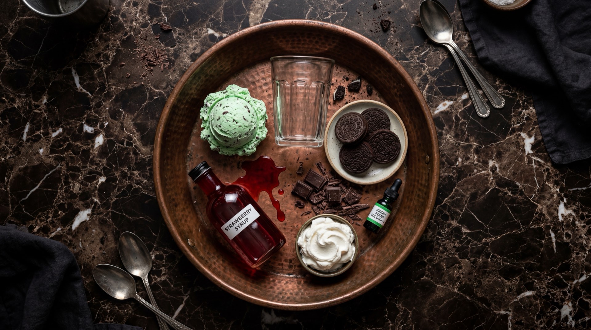 Ingredientes de la malteada Dracula de El Corral: helado de chocolate oscuro, galletas Oreo con relleno blanco, leche entera bien fria, salsa de chocolate oscuro tipo fudge, crema batida espesa, cocoa en polvo sin azucar y esencia de vainilla pura