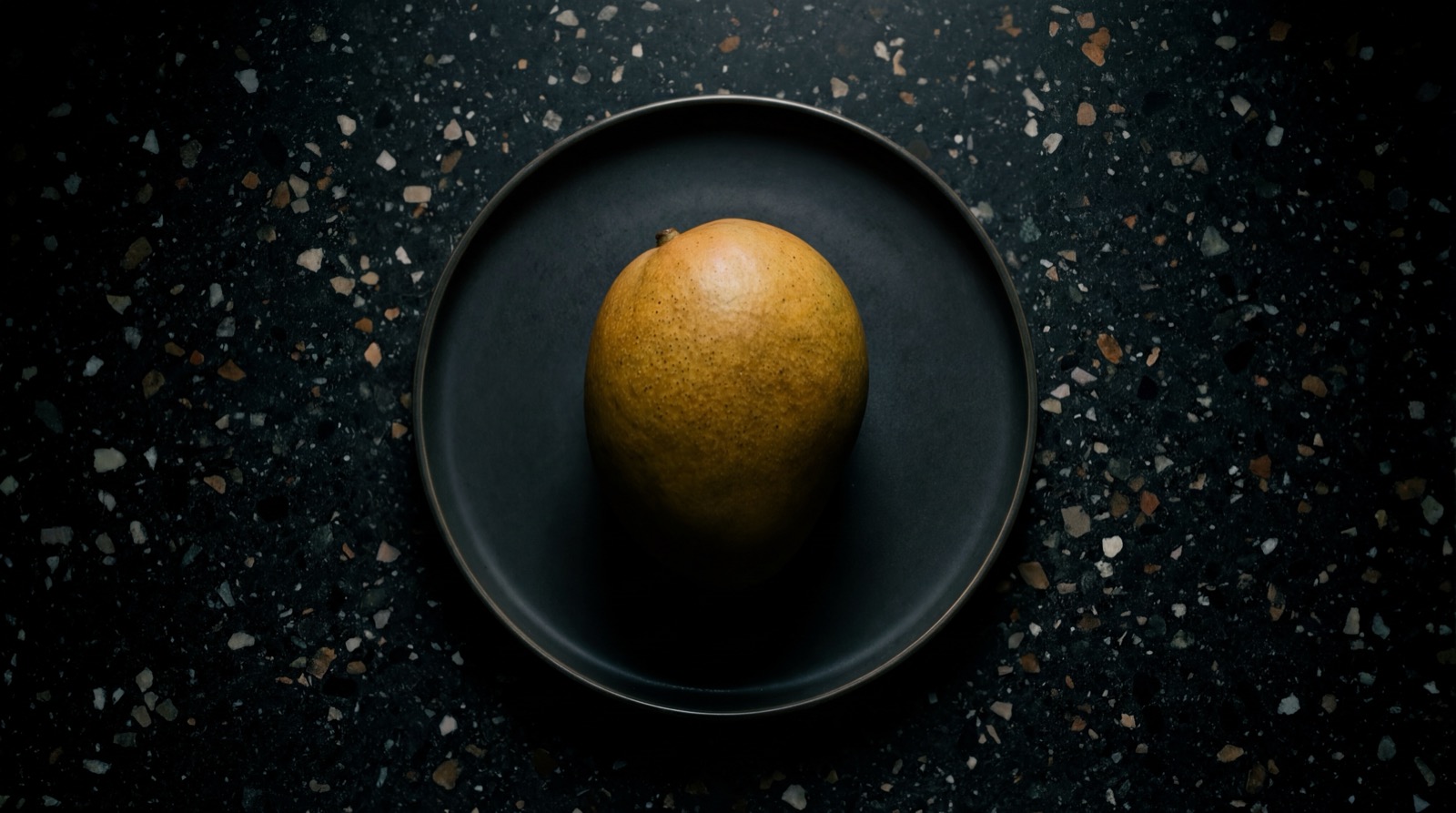 Variedades de mango colombiano: mango Tommy, mango comun, mango de azucar cortados mostrando pulpa