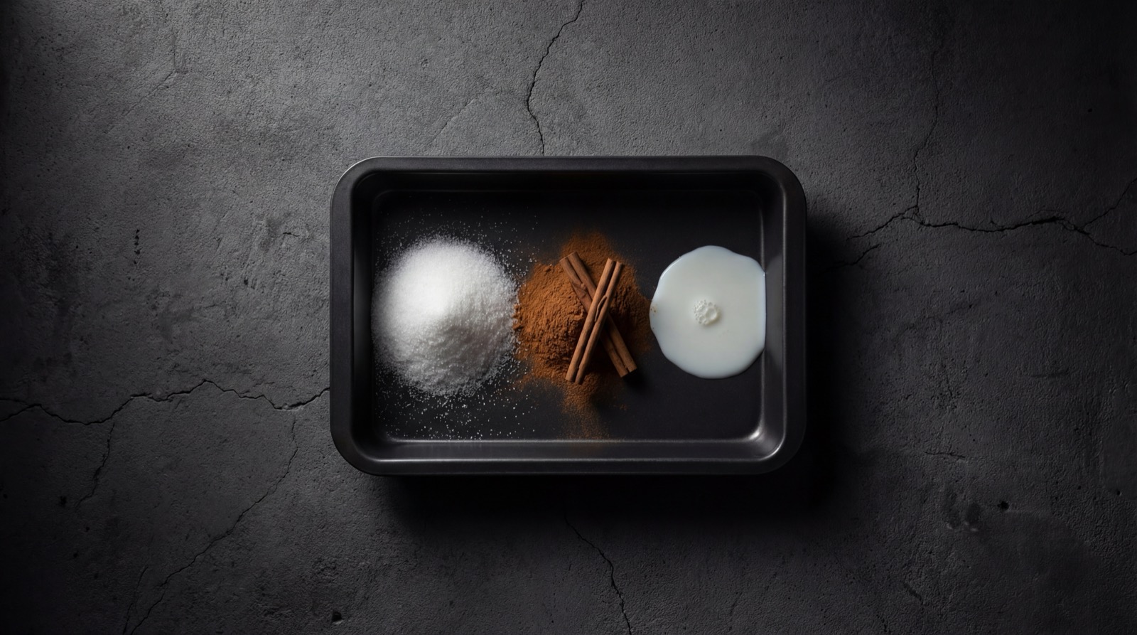 Ingredientes del manjar blanco: leche fresca, azucar, canela y coco rallado