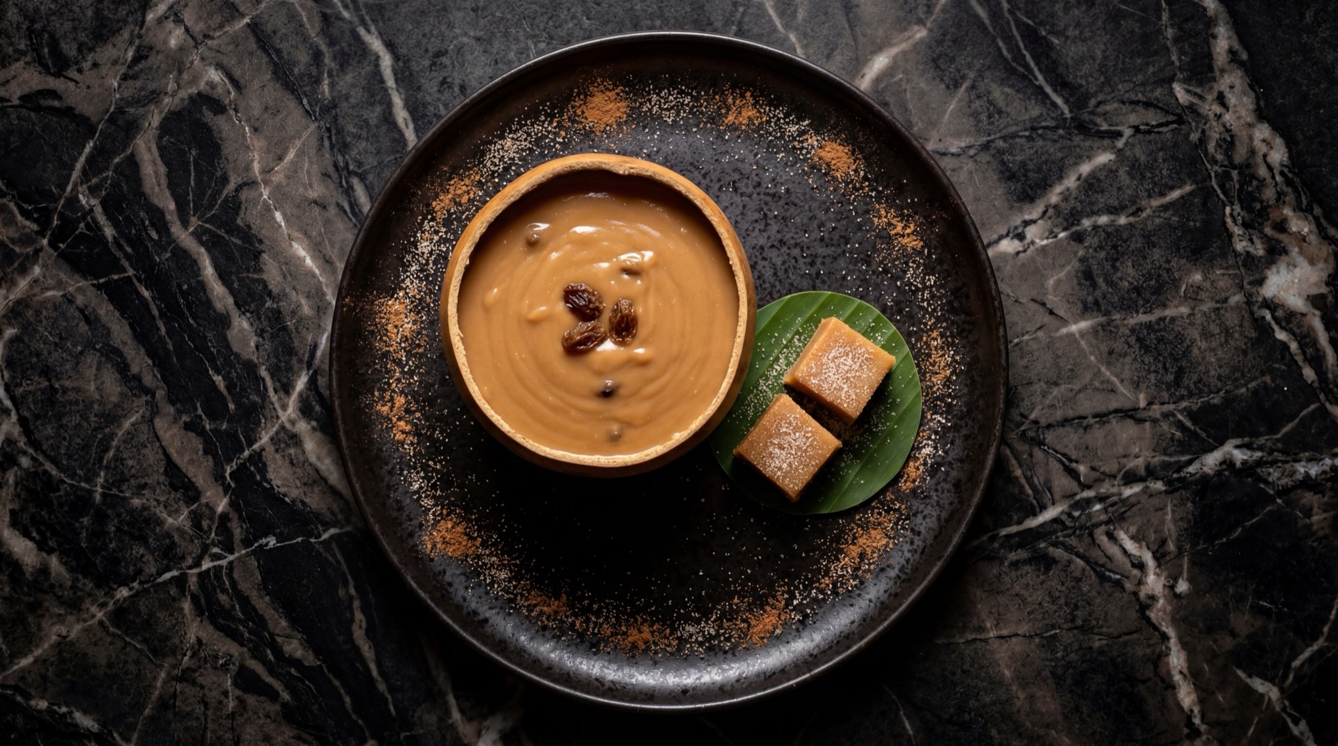 Manjar blanco del Valle del Cauca, dulce de leche artesanal colombiano de color dorado cremoso en olla de cobre