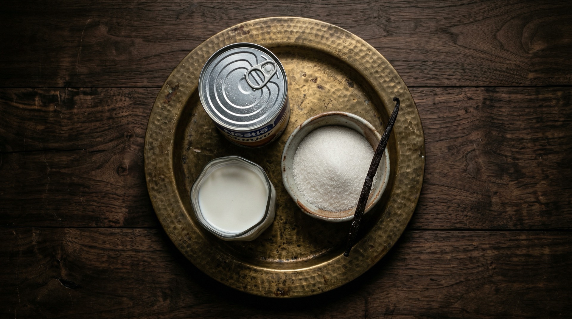 Ingredientes para hacer manjar casero: leche, azucar, bicarbonato y vainilla