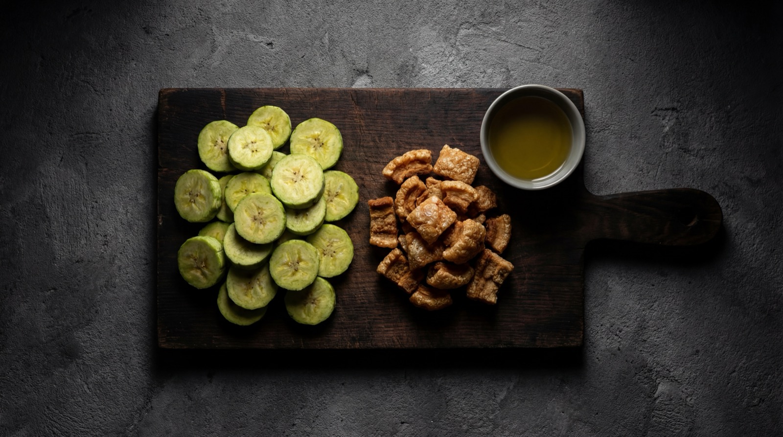 Ingredientes de las marranitas: platano verde, chicharron y aceite