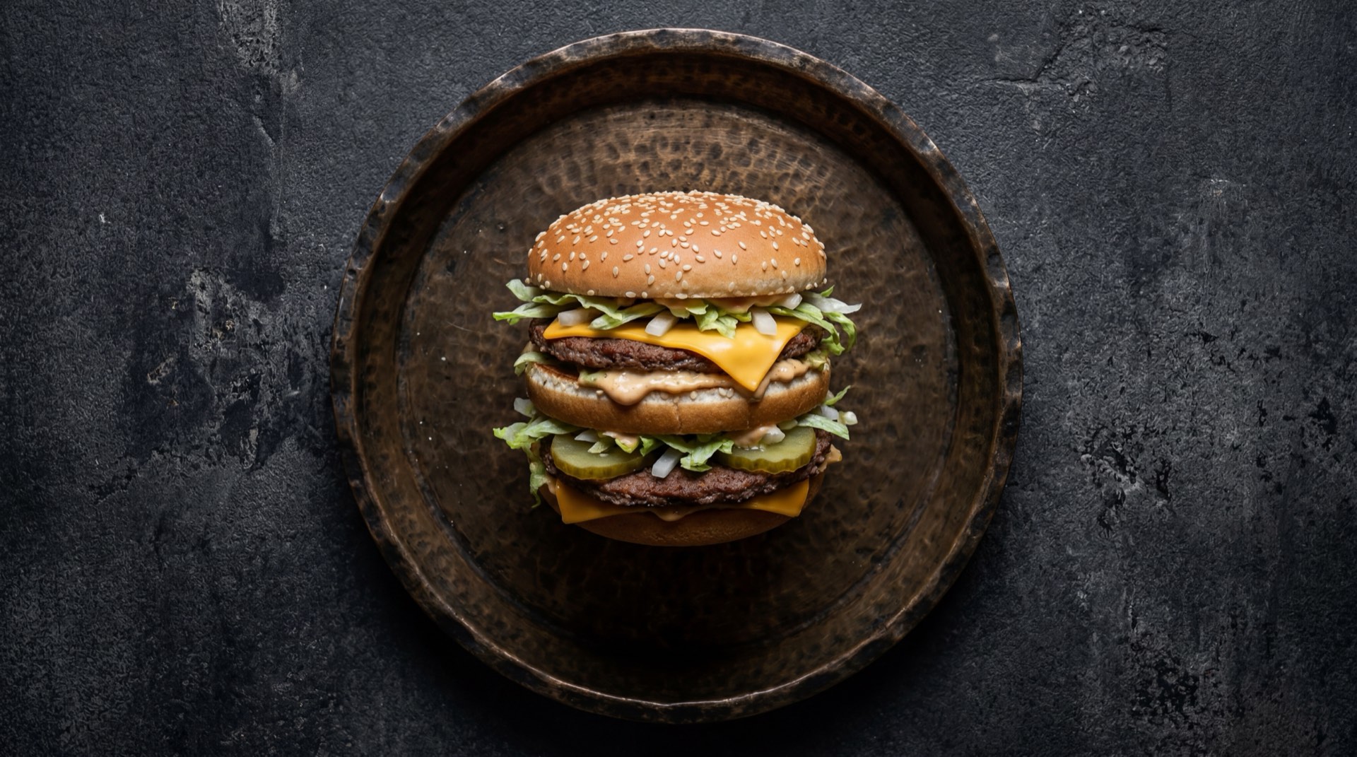 Ingredientes del Big Mac casero: carne molida de res magra, pan con ajonjoli de tres pisos, queso americano amarillo, lechuga iceberg fresca, pepinillos encurtidos en rodajas, cebolla cabezona blanca picada, mayonesa clasica y mostaza dulce