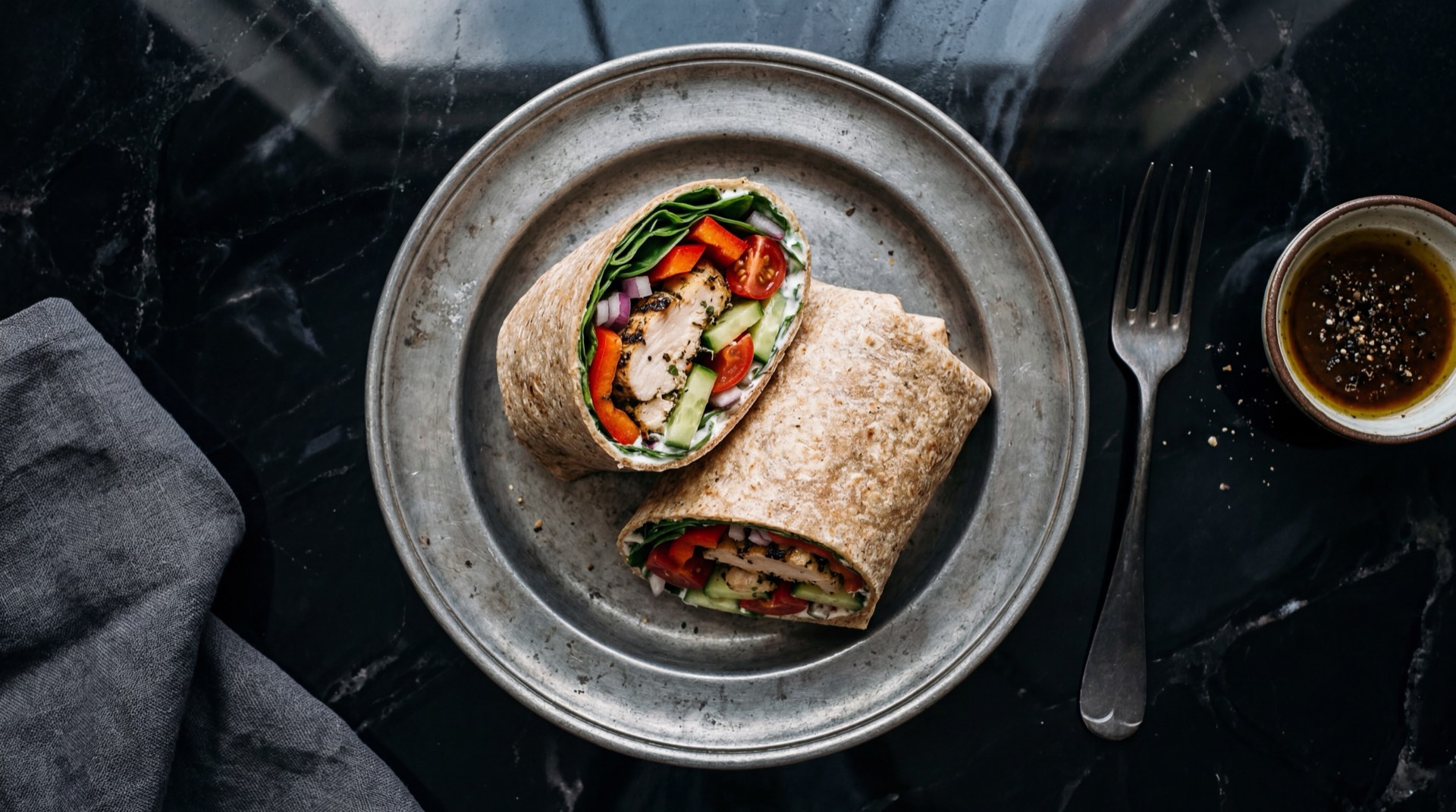 McPollo version saludable casera con pechuga de pollo a la plancha sin apanado en pan integral con lechuga fresca