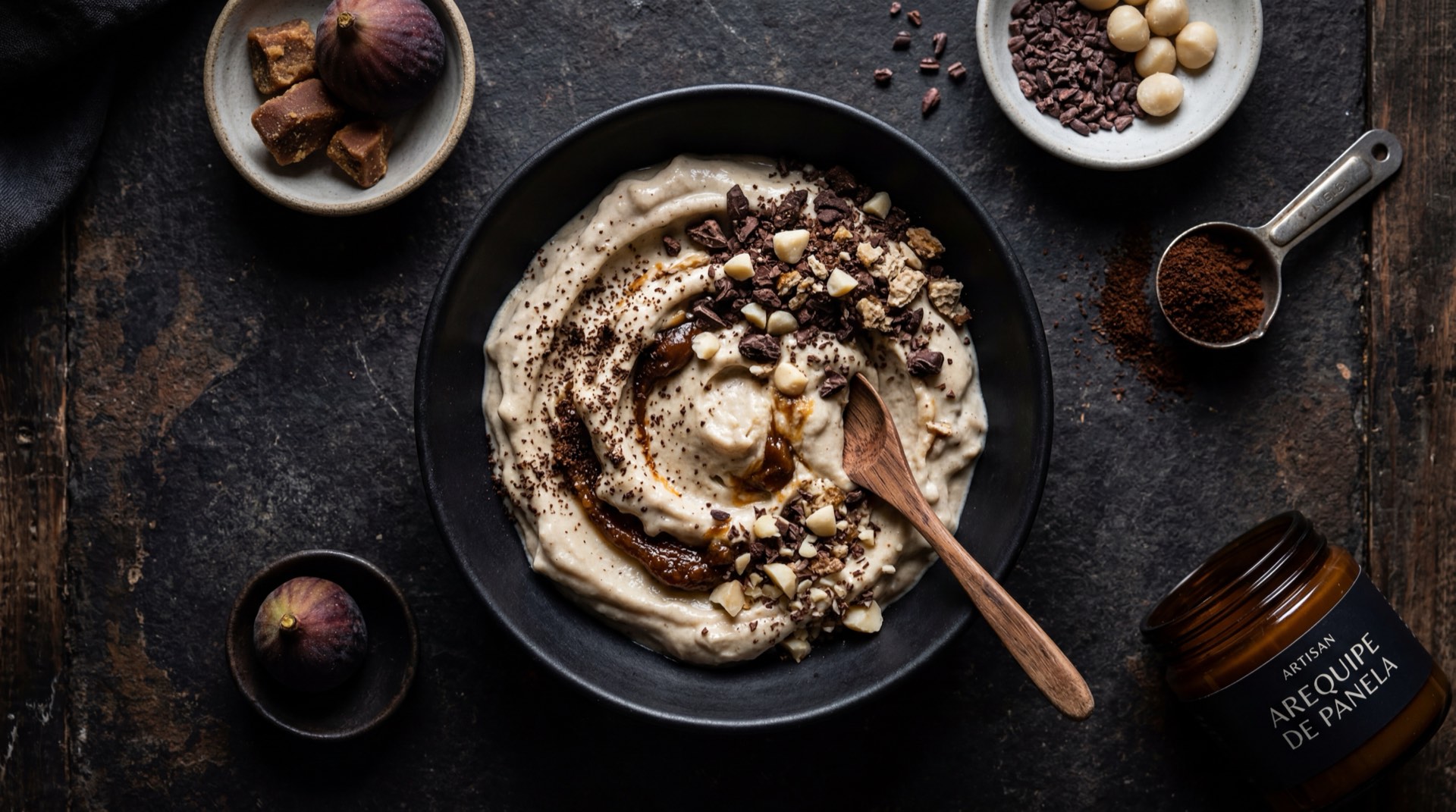 Version saludable del McFlurry casero con yogur griego natural sin azucar, frutas frescas picadas como fresas y banano, granola casera sin azucar y un toque de miel de abejas