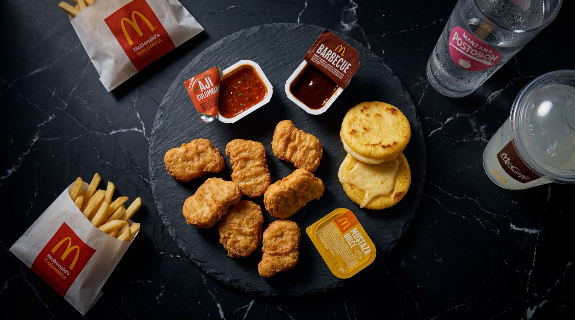 McNuggets de McDonald's Colombia dorados y crujientes con salsas para dipping