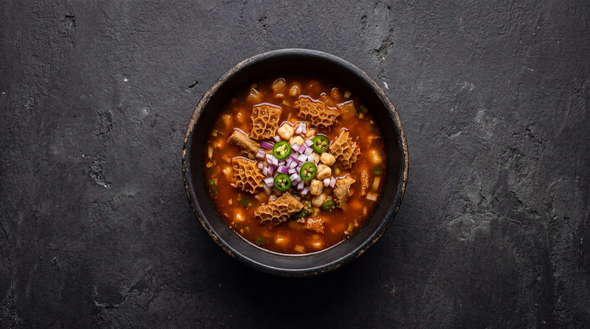 Menudo mexicano version saludable con mas caldo y menos pancita de res, servido sin tostadas de maiz